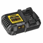 Cargador rápido DeWalt DCB116-QW multivoltaje para baterías XR y FlexVolt, diseño compacto con indicadores LED de carga y opción de montaje en pared.